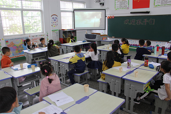 5-孩子们观看有趣的电影.jpg
