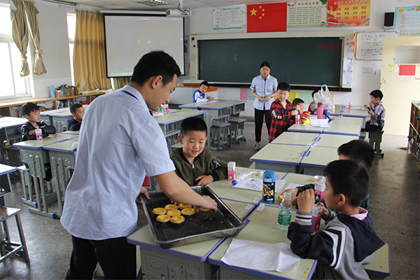 6-给孩子们加餐.jpg